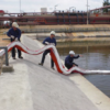 Barreras absorbentes con faldón para contención de derrames marinos