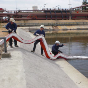 Barreras absorbentes con faldón para contención de derrames marinos