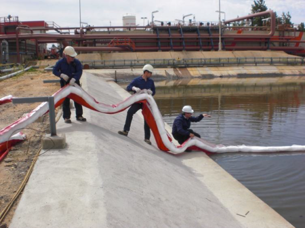 Barreras absorbentes con faldón para contención de derrames marinos