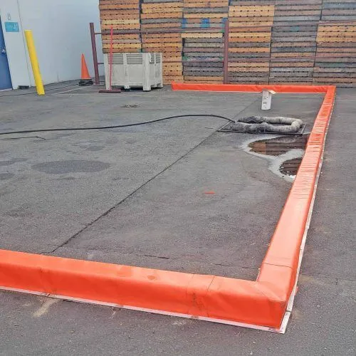 Berm-Builder-6-inch-2-scaled-qwpqhbk0dzcdl4t3dz4yqg7038osngyqdqrth8xoy0.webp Dique permanente para protección de derrames