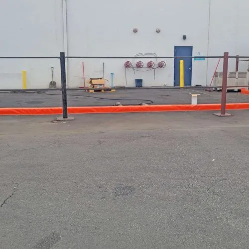 Berm-Builder-6-inch-scaled-qwpqh7snmn78aoyjzxiggh55pp7bsojt185vk539mw.webp Dique permanente para protección de derrames