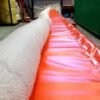 Barreras absorbentes con faldón para contención de derrames marinos