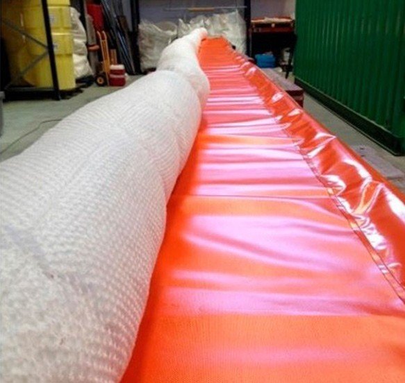 Barreras absorbentes con faldón para contención de derrames marinos